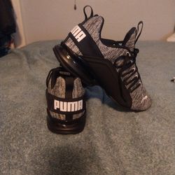 Puma Talla11US Color Negro Gris Blanco