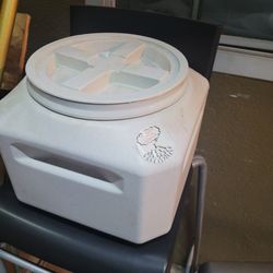 DOG FOOD CONTAINER