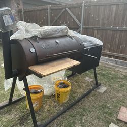 Very solid heavy bbq smoker