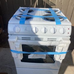 Hotpoint 24 In . 4 Burner Element Free - Standing Electric Range Oven In White