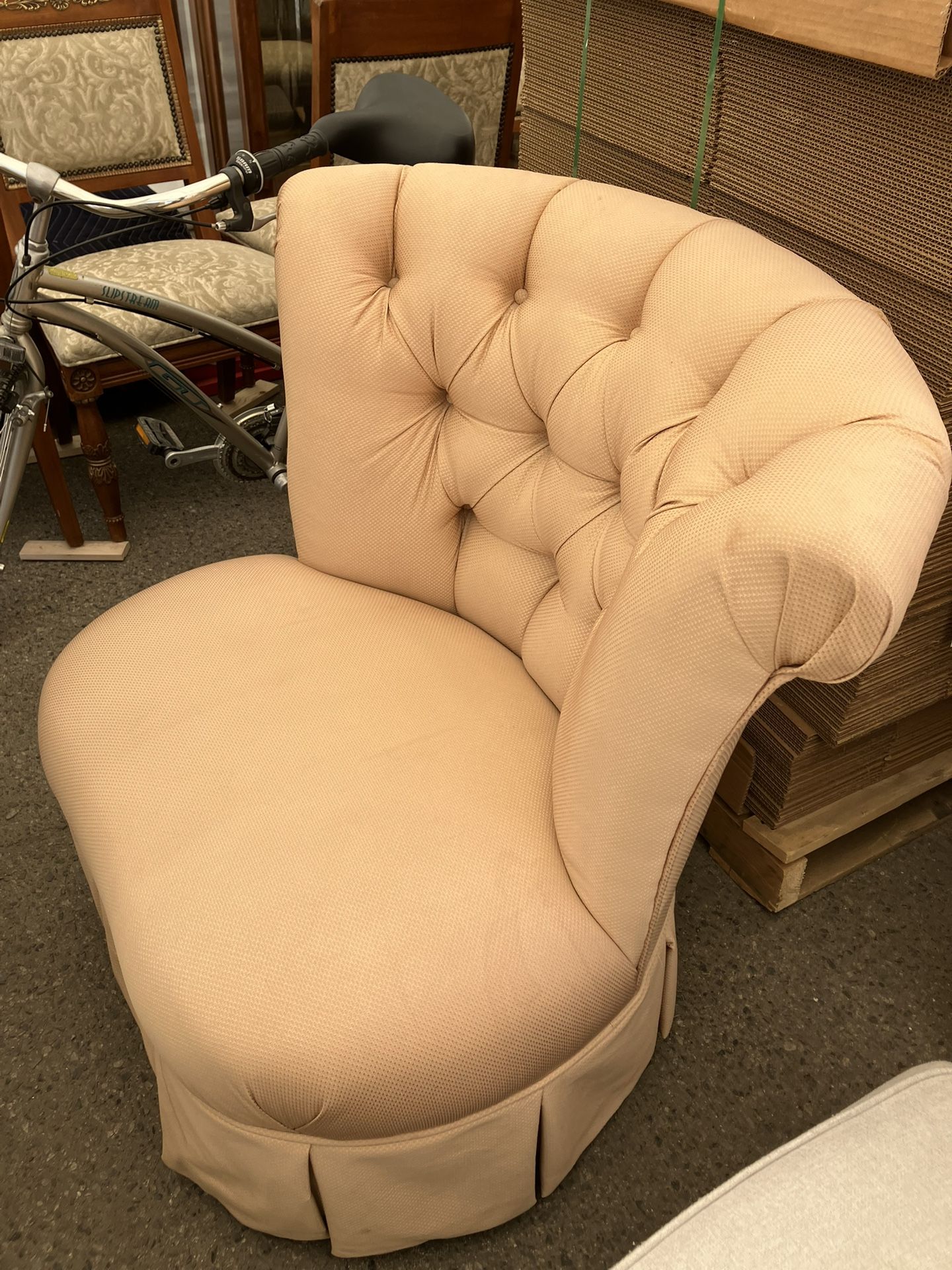 Tuck and roll hall sitting chair