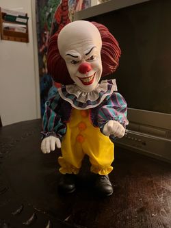 Stephen King’s IT Mezco Toys Pennywise w sound horror figure