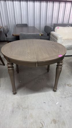 Round Extendable Dining Table with Turned Legs