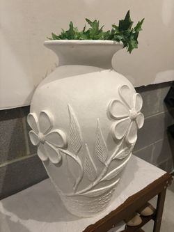 🌿 Large White Decorative Embossed Vase 🌿
