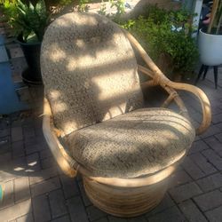 Rattan Swivel  lounge chair with original cushion