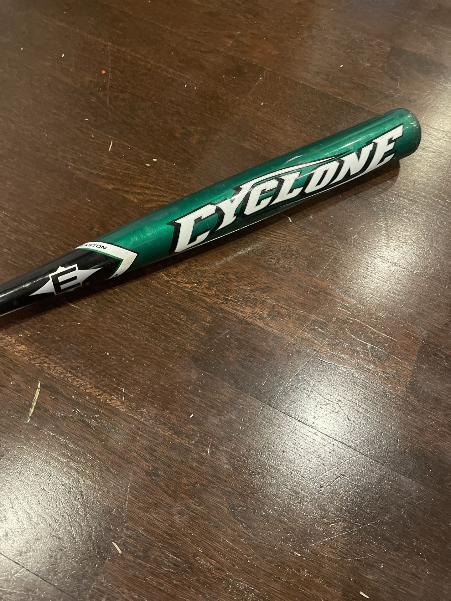 Easton Metal Baseball Bat Green Model SK37 33in 26oz 2 1/4in barrel Dia