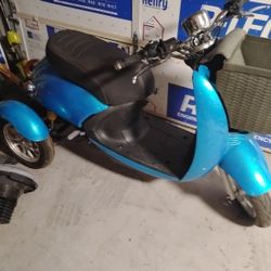 Three-wheel Scooter. Ew11