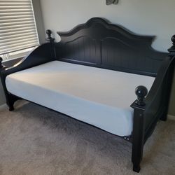 Black Wood Frame Day Bed W Mattress 