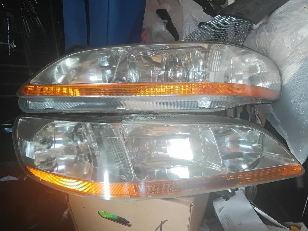 Par De Faros Originales De Honda Accord Del 98 al 2002 Buenas Condiciones $40