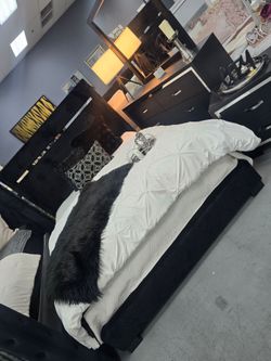 ✨️4pc Queen, King Bedrooms ✨️ Furniture Sectionals, Dining Avail