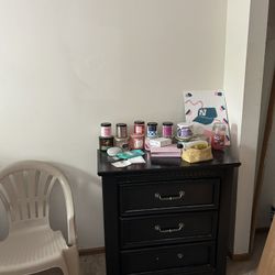 Dresser W/Mirror & Stand