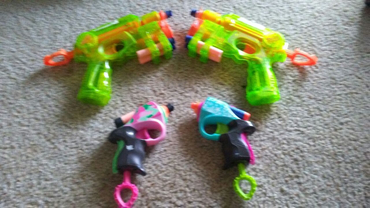 4 nerf guns 2 have laser site that works