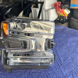 2019 2021 Chevy Silverado Right Headlight,