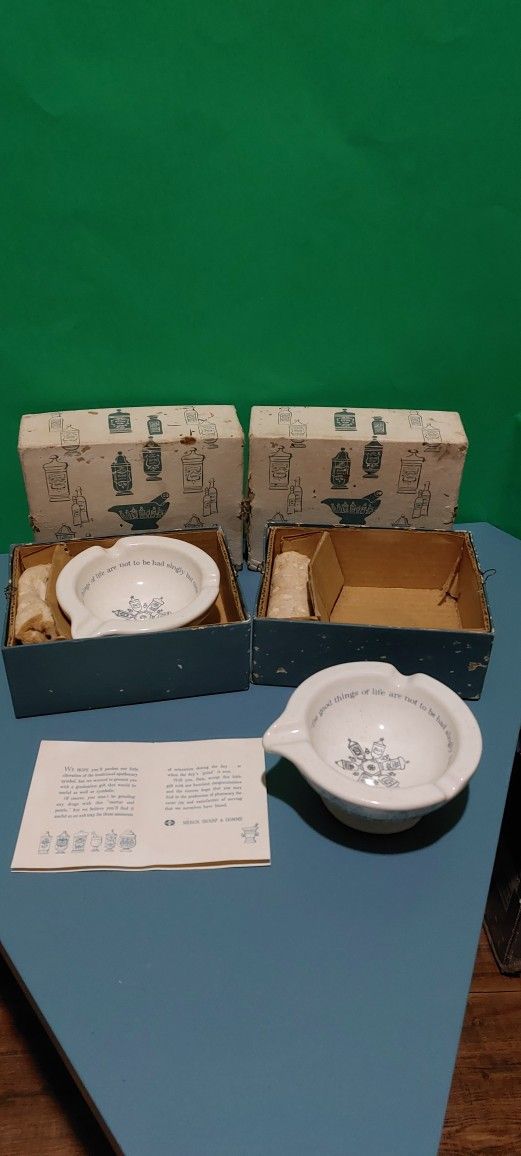 2 Vintage Ceramic Ashrays