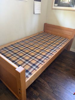 2 single wood bed frames - Free