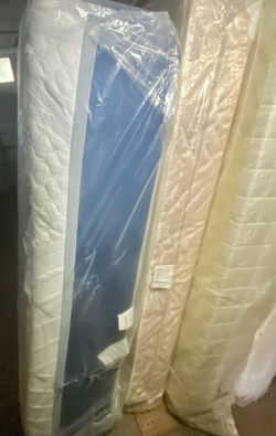 QUEEN SIZE   THICK MATTRESS  NOVAFORM..STILL COVER PLASTIC  BAG ..VERY  GREAT CONDITION  CLEAN IN SIDE.