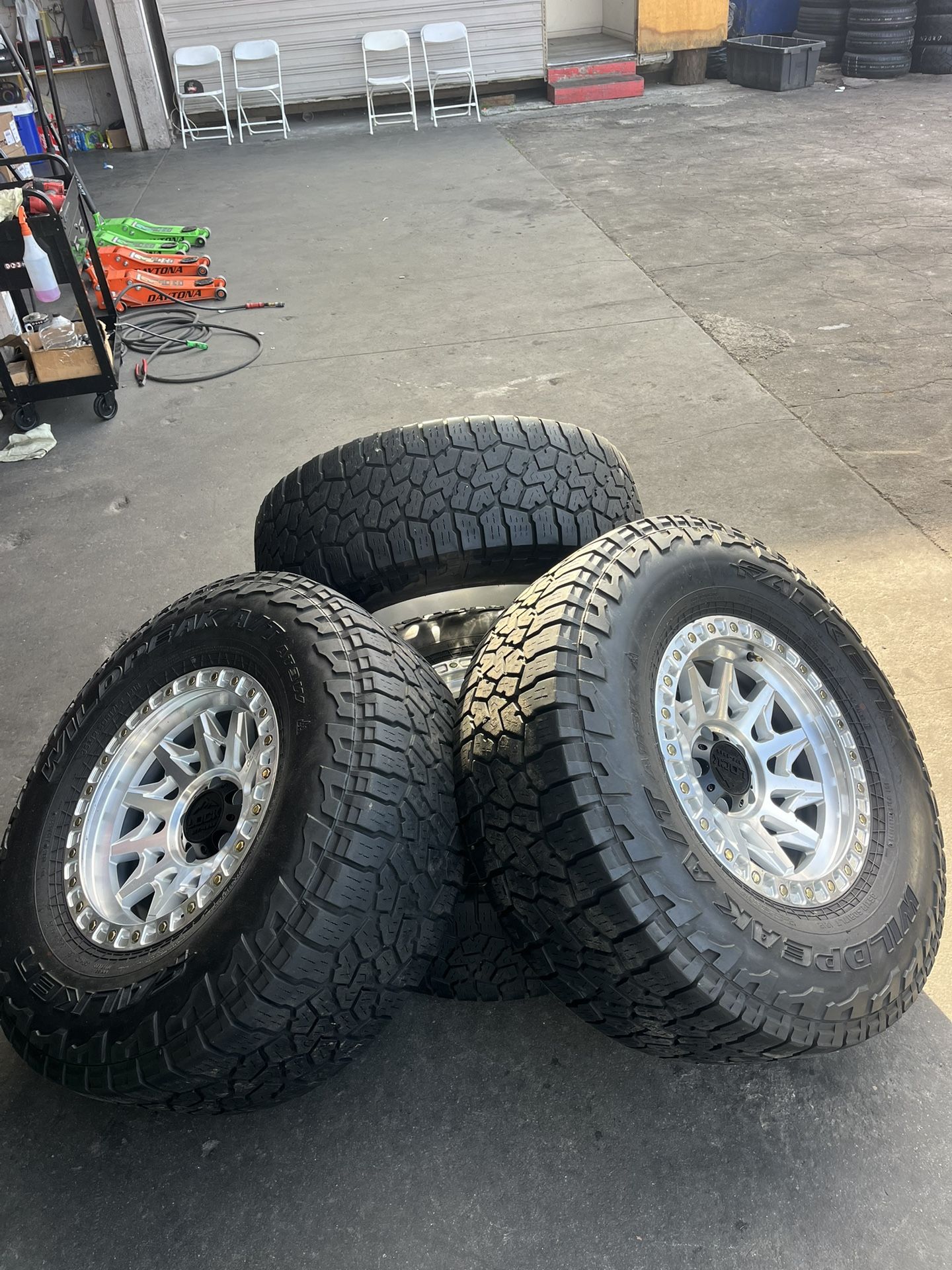 Vendo 4 Rines nuevos LOCK con llantas LT 35/12,50/R17 para JEEP de 5 ...