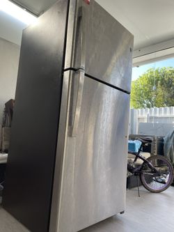 General Electric Refrigerator  / Refrigerador Como Nuevo Stainless Steel 