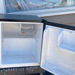 Hisense Mini Fridge 1.6 Cu Ft