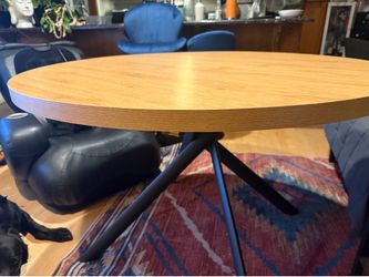 Riella dining table