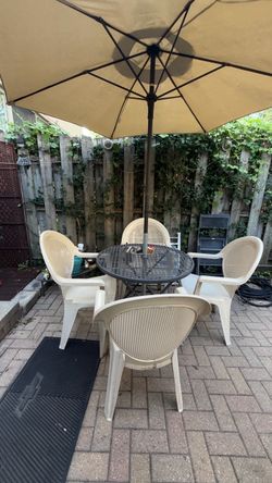 4 plastic chairs