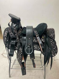 Montura charra de cuero lasser con fuste forrado