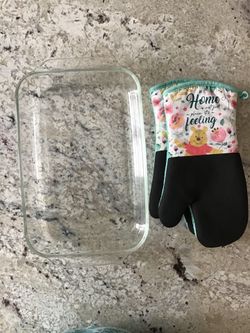 Pyrex baking dish and oven mitts