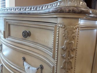 Queen Bedroom Set for a Princess
