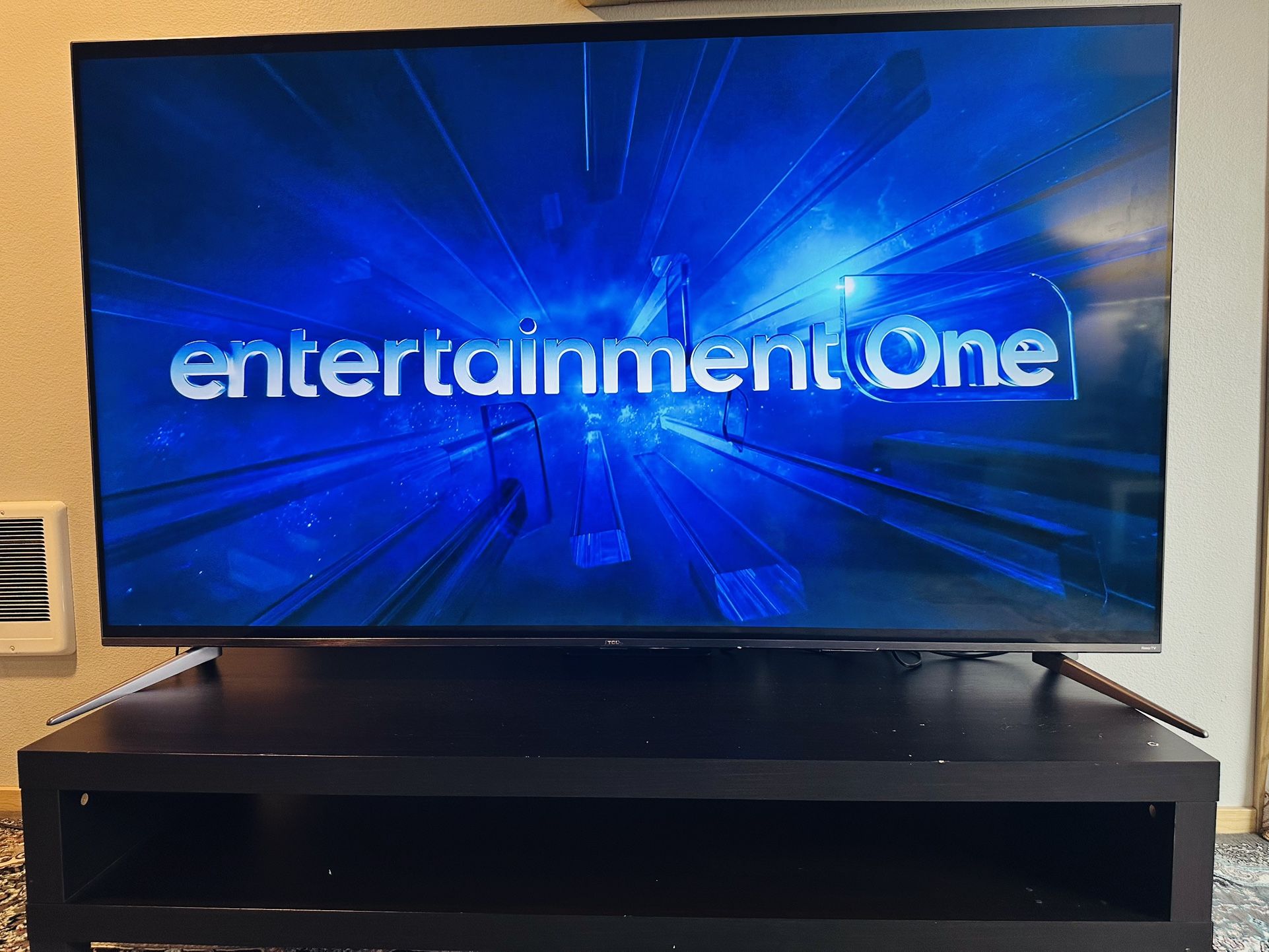 TCL 75-inch , 4K UHD DOLBY Vision HDR QLED Roku smart tv, With Legs And Wall Mounted