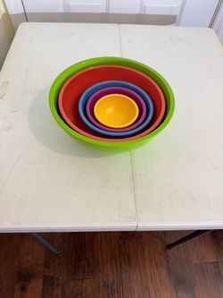 Cheerful set of nested mixing bowls