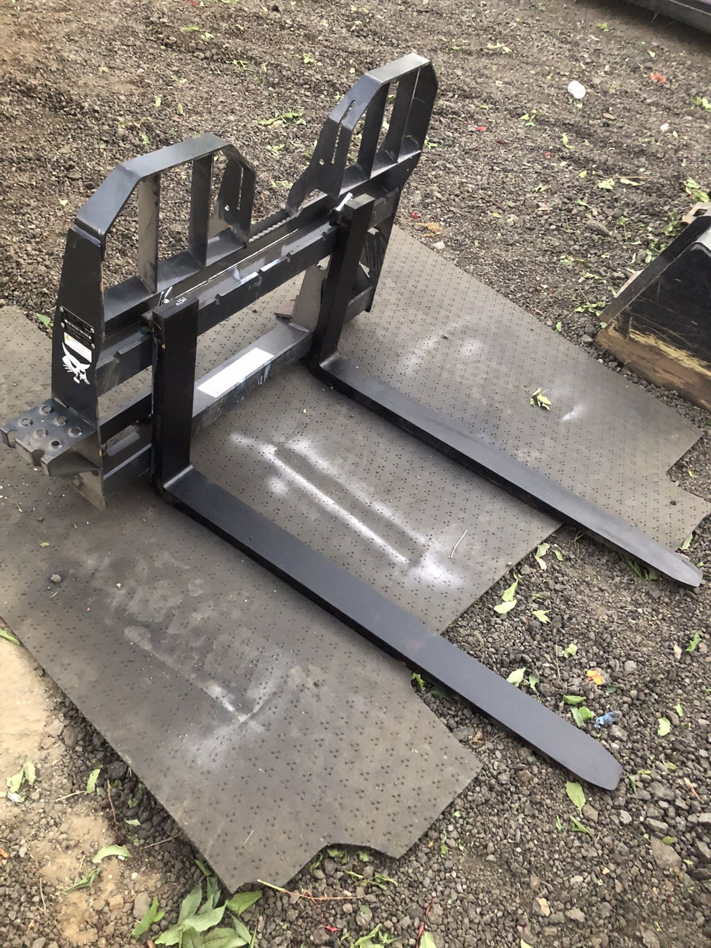 Bobcat pallet forks