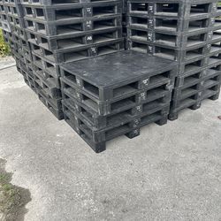 HEAVY DUTY PLASTIC PALLETS 37x32 $18 EACH DELIVERY AVAILABLE $$$