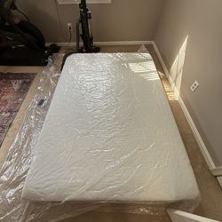 LIKE NEW Simmons Memory Foam Queen Mattress