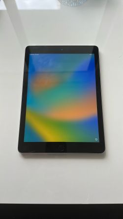 Apple iPad 5th Gen (2017) 32GB - WiFi + Cellular Like New