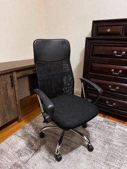 Black Mesh Office Chair with Wheels