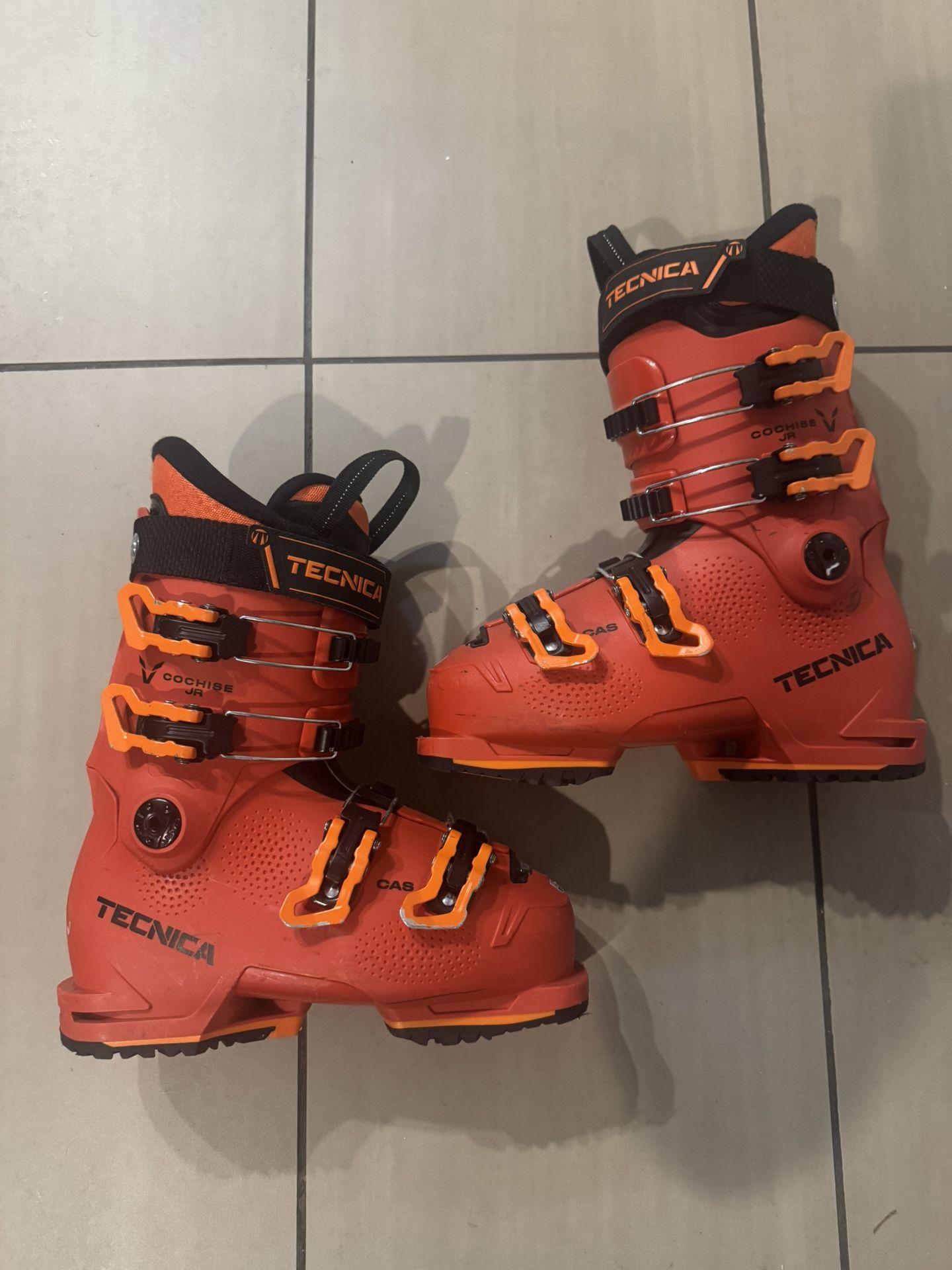 Kids Jr Size 5. 23.5 Tecnica Ski boots 