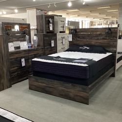 Drystan Queen Panel Bed with Mirrored Dresser and Nightstand