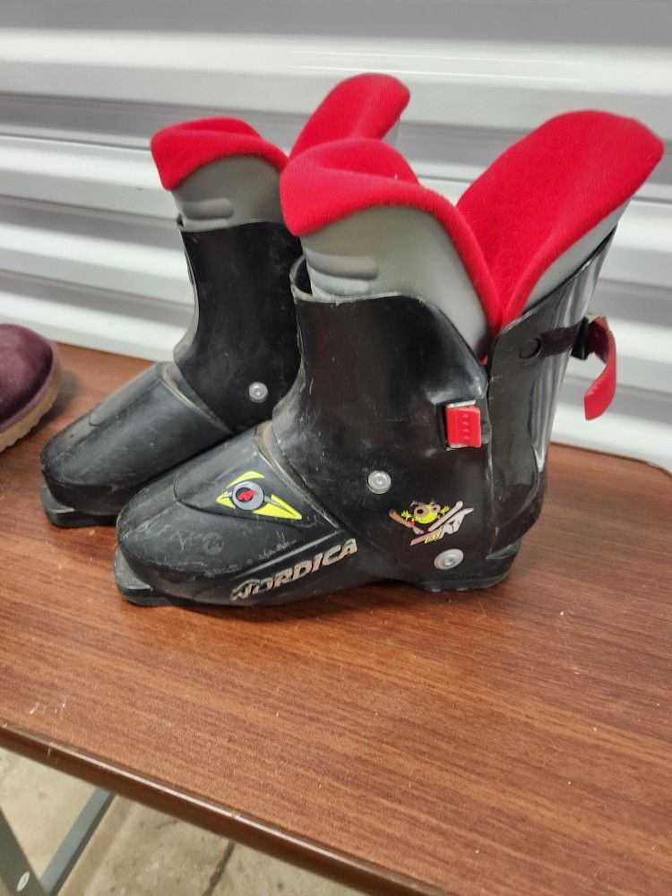 Kids size 2.5 ski boots