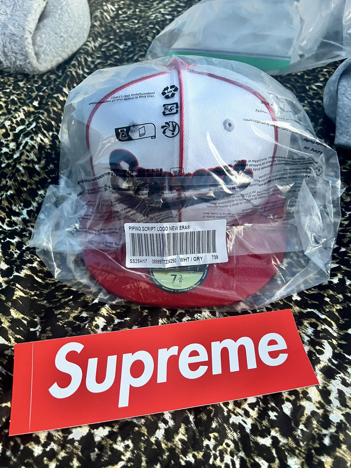 SUPREME SCRIPT LOGO HAT
