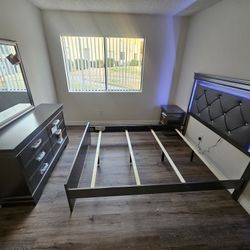 Gourges 4 Pcs Bedroom Set Queen Bed, 1 Night Stand, Dresser & Mirror Silver Grey W/ LED Light