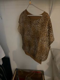Leopard top size small never worn