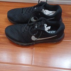 Men Nike Air max Size 9.5 running shoe