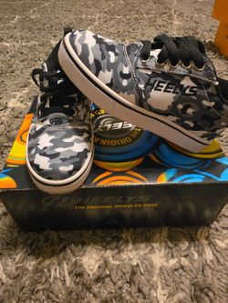 Heelys wheeled shoes size 1Y