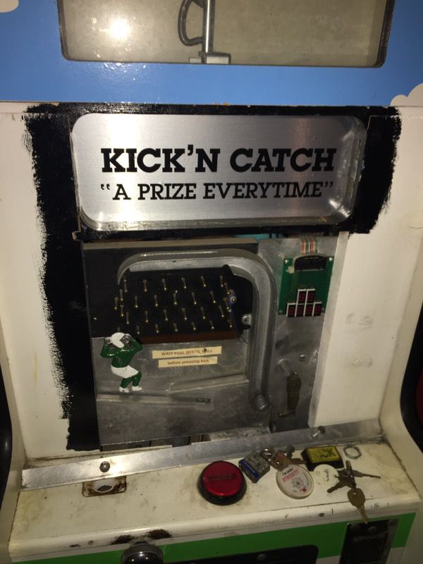 Arcade vending machine kick'n catch game