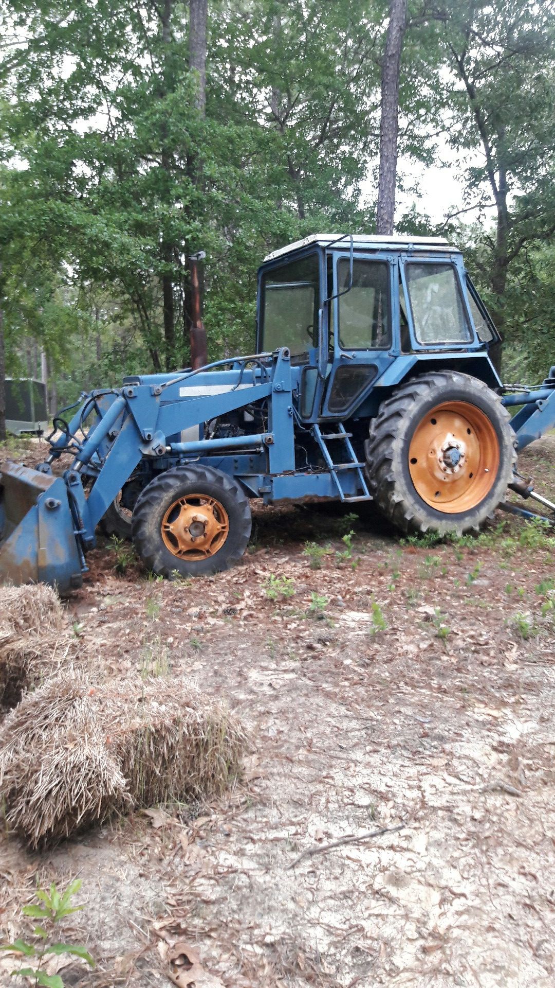 Belarus backhoe it's a large 4 cylinder engine probably about a hundred horse four-wheel drive got a 4-1 bucket in the front