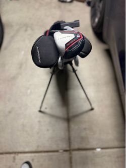 Wilson Tour Velocity Men’s Right-Handed Golf Club Set with Stand Bag
