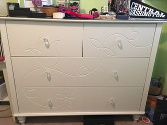 White ikea dresser (kids)