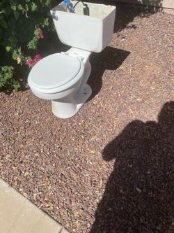 2 functioning toilets