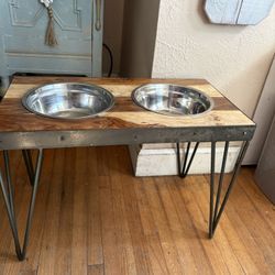 BEAUTIFUL LARGE WOOD/METAL DOG STAND WITH BOWLS