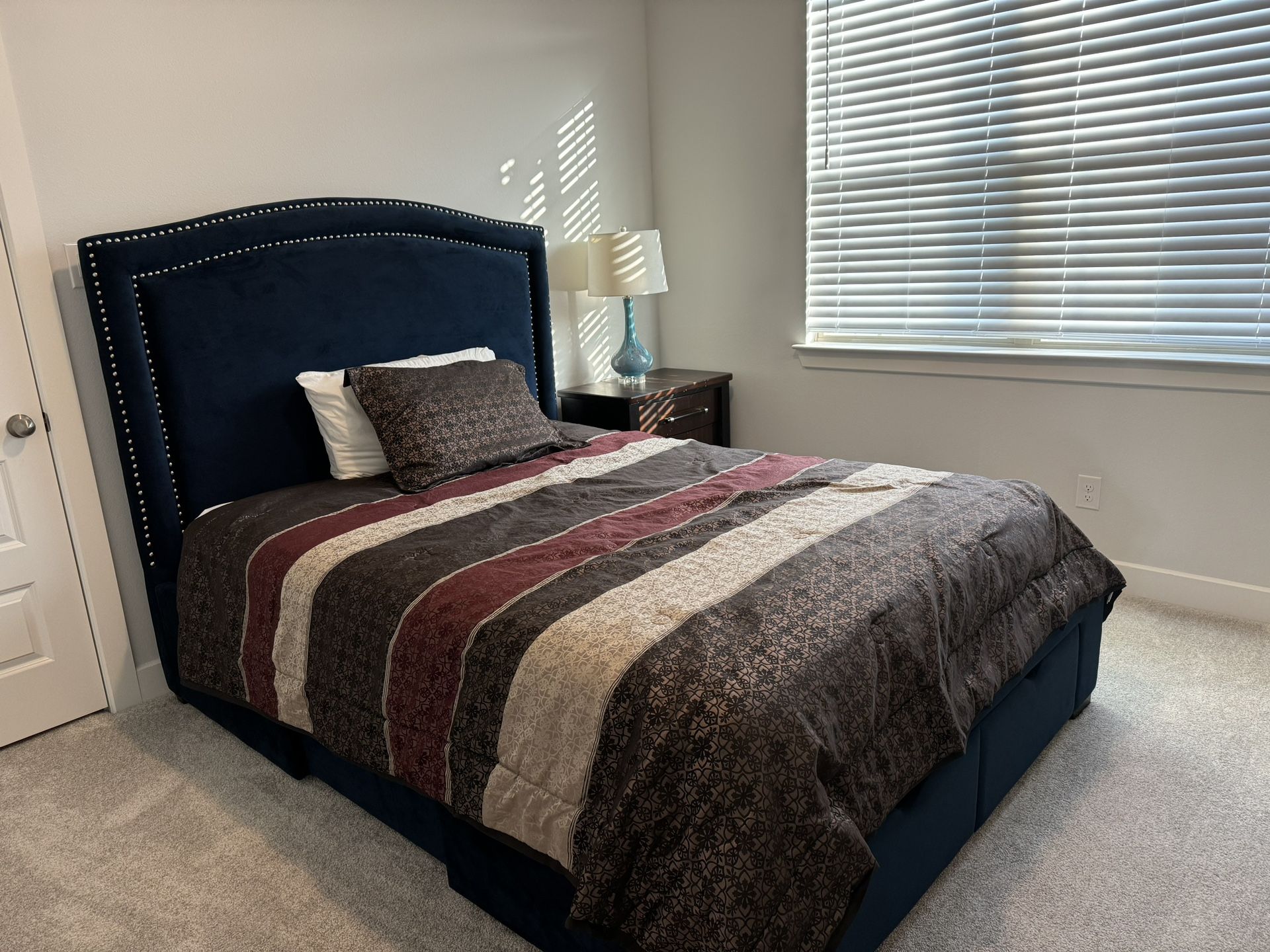 Bedroom Blue Queen Size Bed With Draws And Clean Great...